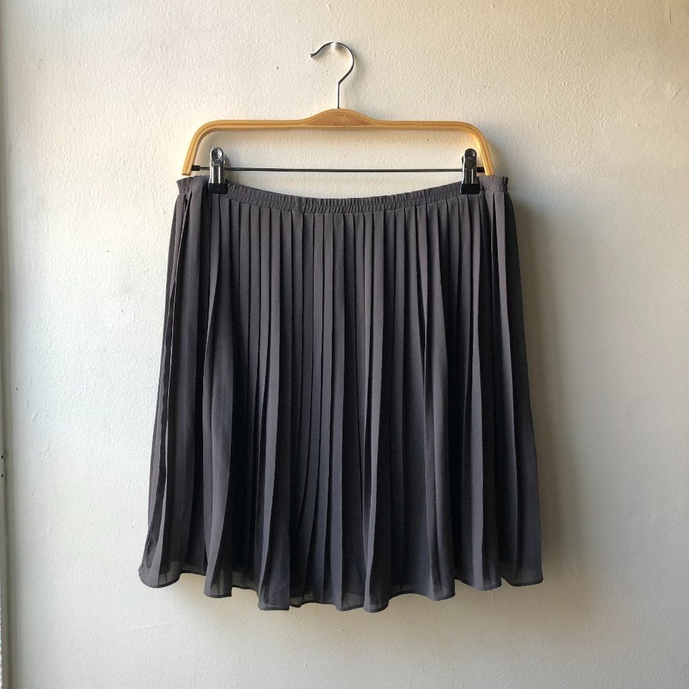 Women's Grey Accordion Pleated Skirt Knee Length Size Medium